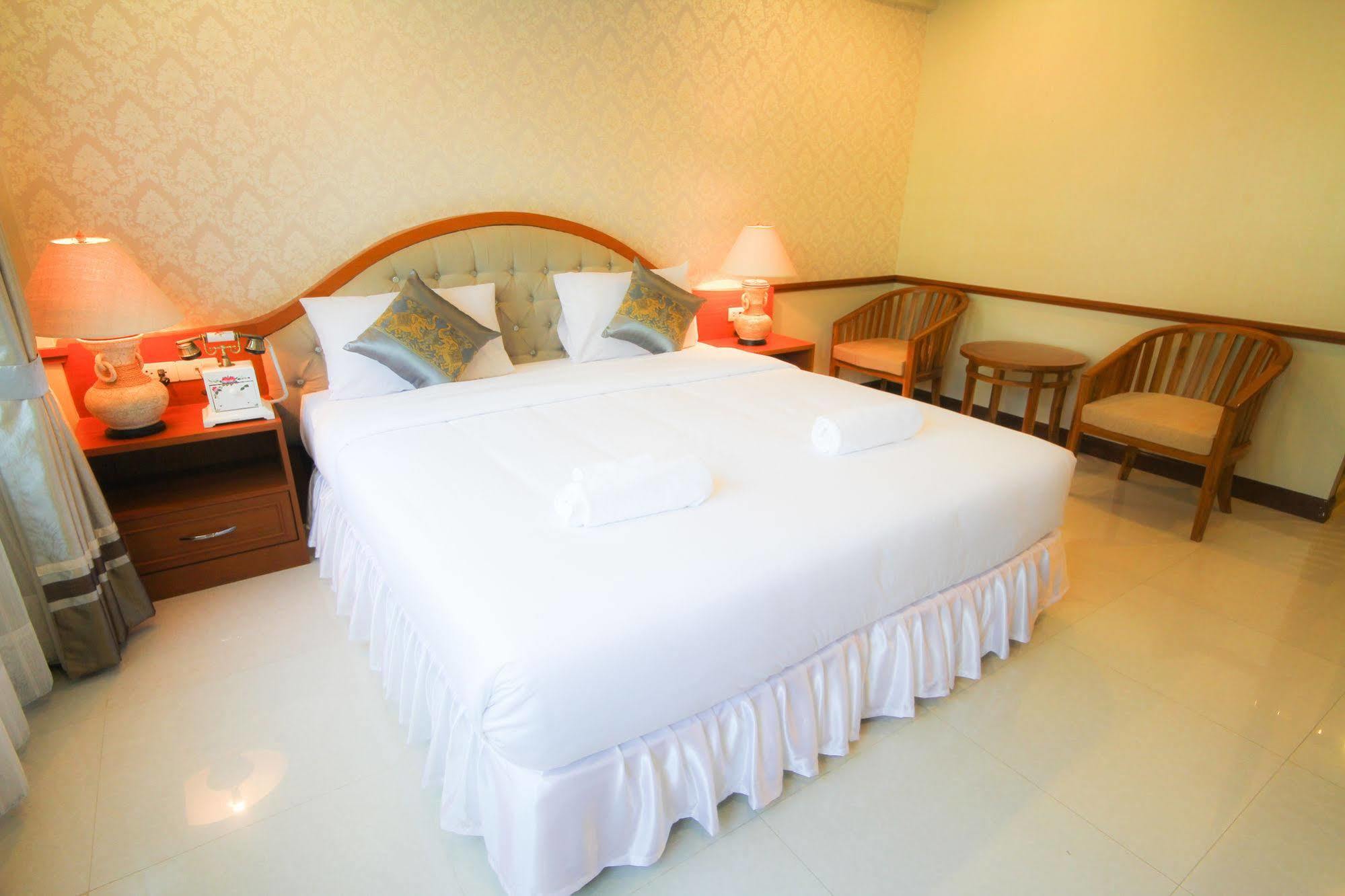 Phoothawee House Hotel เชียงใหม่ ภายนอก รูปภาพ